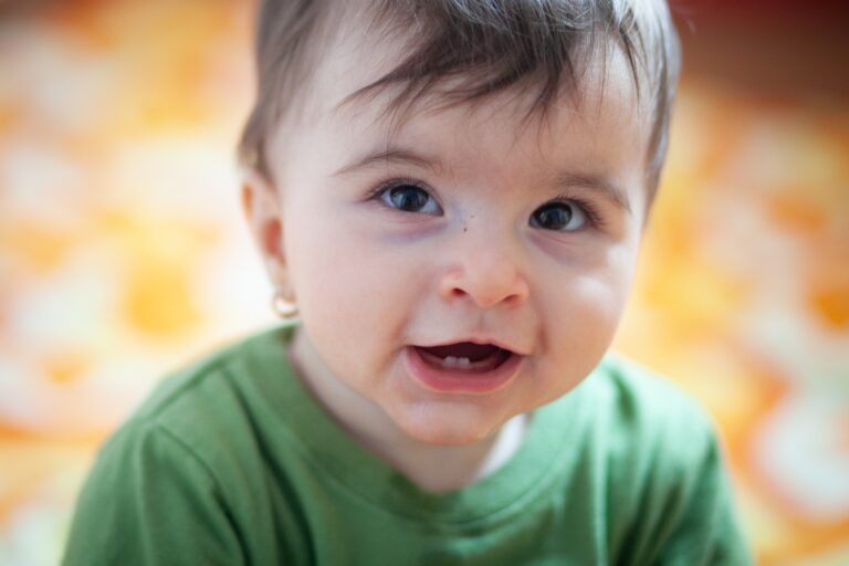 https://dentistefrancais.com/wp-content/uploads/2023/02/baby-s-first-teeth-2022-11-03-05-20-00-utc-768x512.jpg